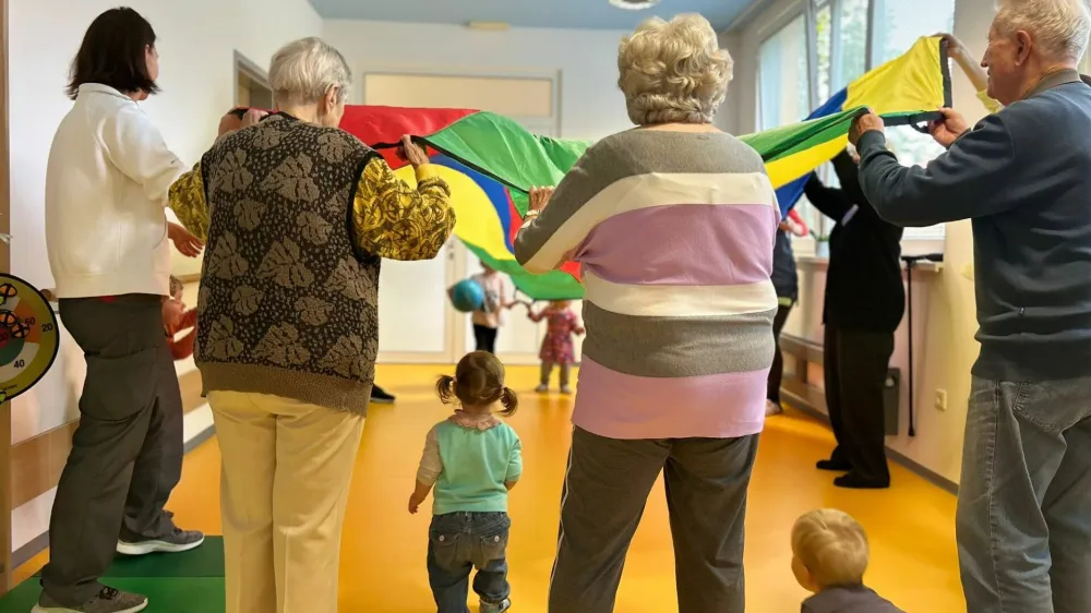 Malčki se starejšim radi pridružijo pri gibalnih uricah. 