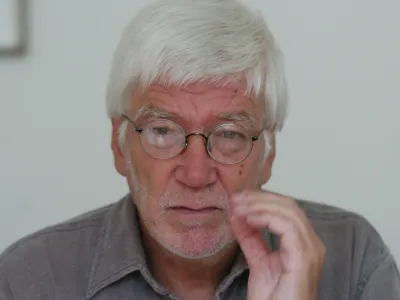 Janko Lorenci (1943), po izobrazbi pravnik, je pisatelj, publicist in novinar, komentator- bil urednik Teleksa in dolgoletni urednik Sobotne priloge Dela. - avtor dveh knjig intervjujev (z Jožetom Pučnikom in Dimitrijem Ruplom), - leposlovni knjižni prvenec, zbirko zgodb Savna in druge zgodbe, pa je objavil leta 2003. - Potovanje k Leonardi je Lorencijev romaneskni prvenec, //FOTO:  OPOMBA: ZA OBJAVO V ČASOPISU DNEVNIK