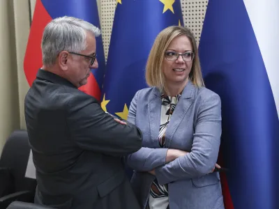 Matjaž Han, Sanja Ajanovič Hovnik- 07.07.2023 - Ekonomsko-socialni svet (ESS) - seja na kateri so med drugim obravnavali spremembe in dopolnitve pokojninskega načrta poklicnega zavarovanja, informacijo o izvajanju aktivnosti načrta za okrevanje in odpornost ter pravilnik o zagotavljanju varnosti in zdravja pri ročnem premikanju bremenFOTO: Jaka Gasar