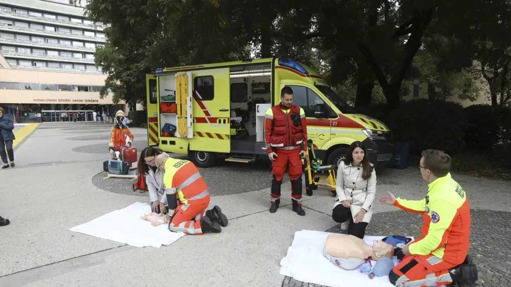 - 16.10.2023 – Svetovni dan oživljanja - reševalci Reševalne postaje UKC Ljubljana predstavili postopke oživljanja, //FOTO: Luka Cjuha
