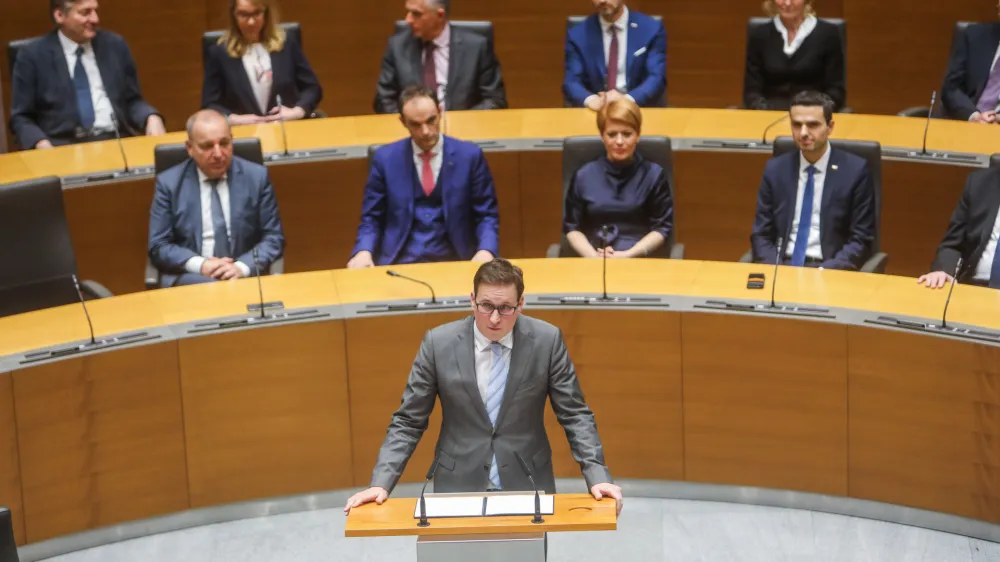 Morebitni novi stari minister za javno upravo Boštjan Koritnik je prvič zaprisegel kot minister tega resorja v času vlade Janeza Janše. 