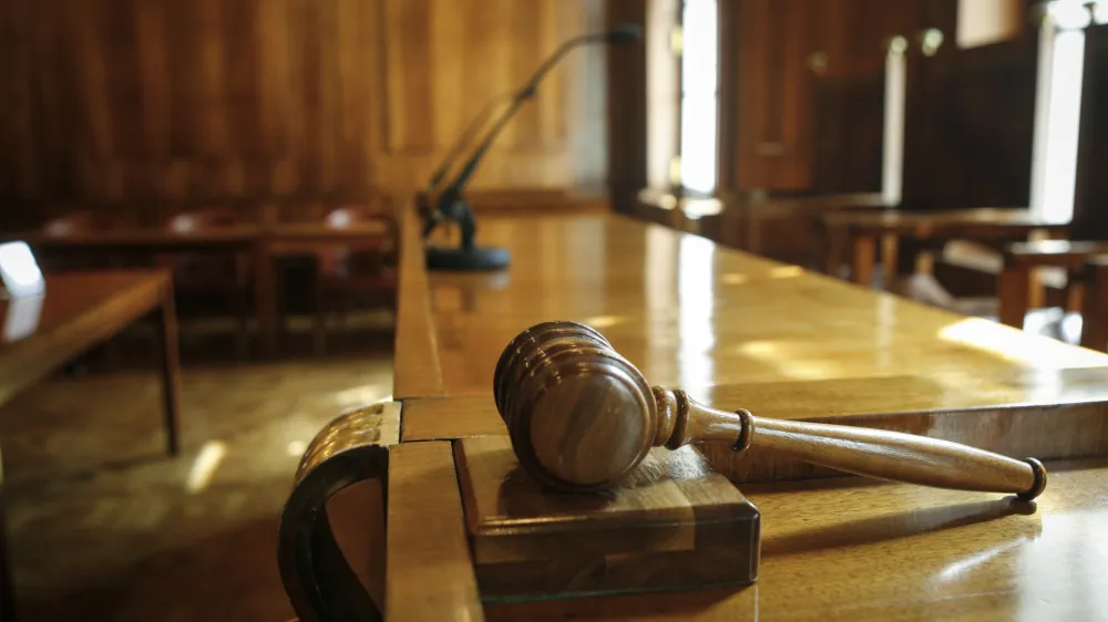 ﻿sodniško kladivo - ustavni sodniki razveljavili davek na nepremičnine<br><br><br><br><br>- 28.3.2014 - ustna razglasitev - Ustavno sodišče je ustno razglasilo odločitev glede skladnosti zakona o davku na nepremičnine z ustavo - ustavni sodniki so določili da je zakon o davku na nepremičnine v neskladju z ustavo in ga razveljavilo. Odločitev je bila sprejeta soglasno.<br><br><br><br>//FOTO: Luka Cjuha