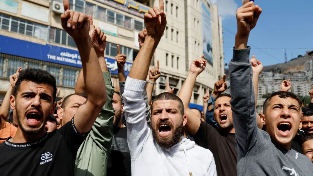 Palestinci na Zahodnem bregu protestirajo zaradi bombardiranja bolnišnice v Gazi, za kar obtožujejo Izrael, in nasploh zaradi razmer v palestinski enklavi. Protesti so sicer danes potekali po vsem svetu, od Tokia in Džakarte do Latinske Amerike. Foto: AP