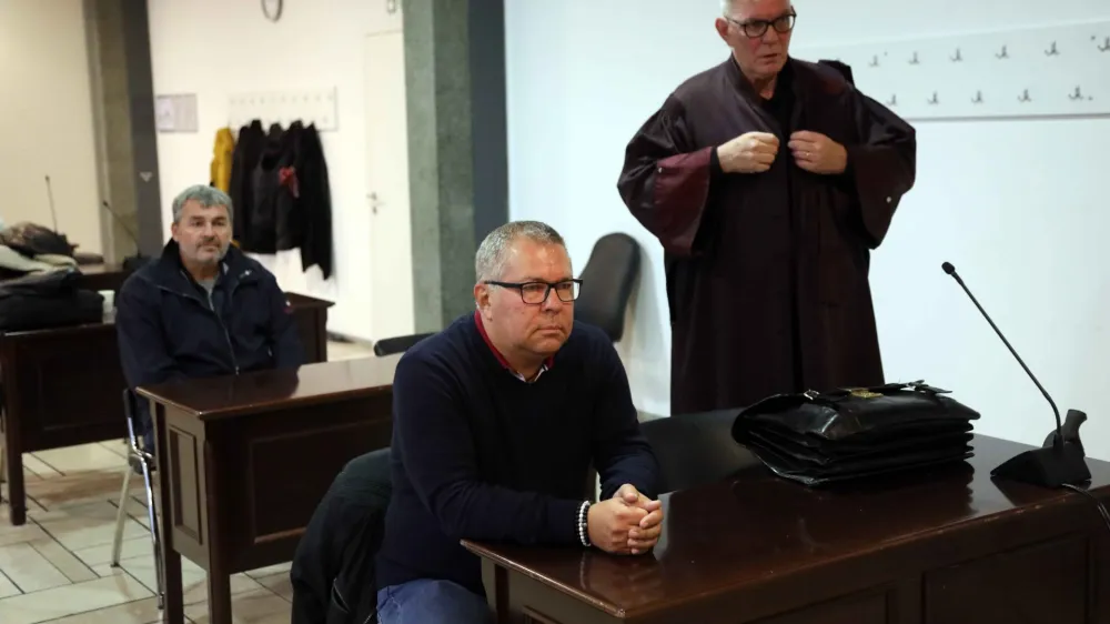 Gregor Krašnja in odvetnik Boris Grobelnik <br><br>- 19.10.2023 - Sojenje zaradi zavarovalniške goljufije - sojenje skupini s prvoobtoženim Gregorjem Krašnjo, ki naj bi dlje časa s prikazovanjem lažnih avtomobilskih nesreč goljufali zavarovalnice - Zavarovalnico Triglav naj bi oškodovali za okoli 140.000 evrov. <br>//FOTO: Tomaž Skale<br>