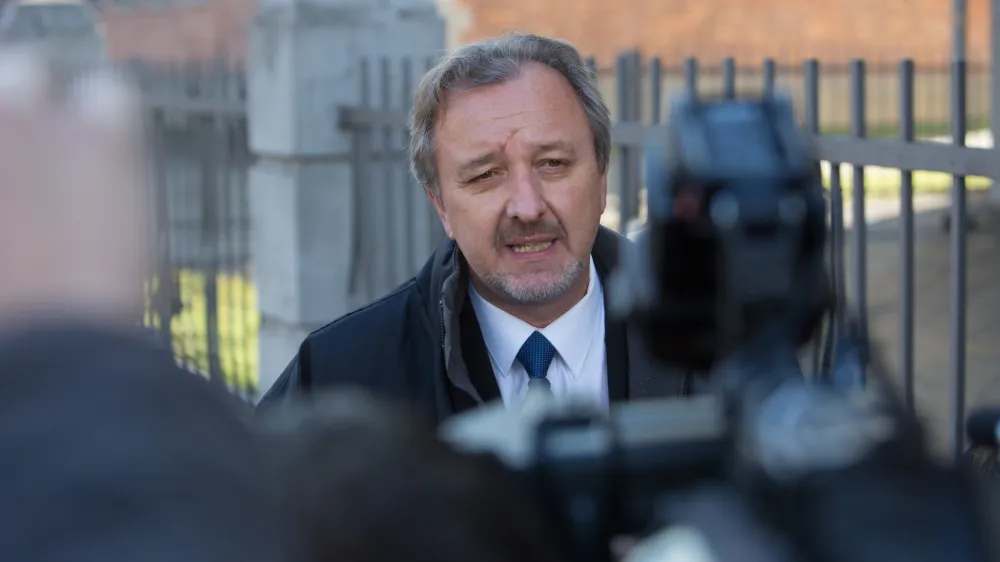 Nekdanji veleposlanik v Avstraliji Milan Balažic pred MZZ, medijem predstavil poročilo o okoli&scaron;činah odpoklica, ki ga je prejel od KPK, <br><br><br>- 12.01.2016 pred Ministrstvom za zunanje zadeve (MZZ) - predstavitev zaključnih ugotovitev Komisije za preprečevanje korupcije (KPK) v primeru Tajna diplomacija, ki se nana&scaron;a na dejavnost preiskovancev zunanjega ministra Karla Erjavca, biv&scaron;e premierke Alenke Bratu&scaron;ek ter odpoklic Milana Balažica z veleposlani&scaron;kega mesta v Avstraliji;<br><br><br>//FOTO: Maja Marko