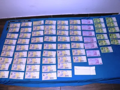 Pri osumljencih so našli velike količine gotovine. F Policija