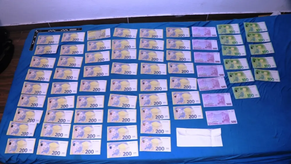Pri osumljencih so našli velike količine gotovine. F Policija