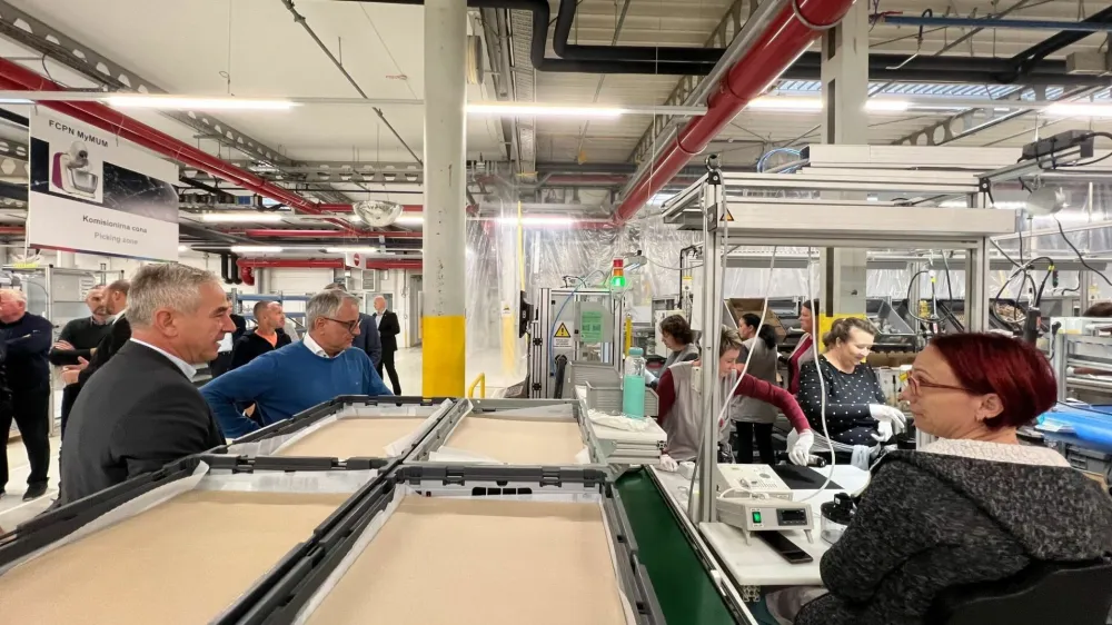 Minister za gospodarstvo, turizem in šport Matjaž Han je v soboto obiskal tudi nekaj največjih podjetij, med njimi KLS Ljubno in BSH Nazarje. Foto Vlada RS