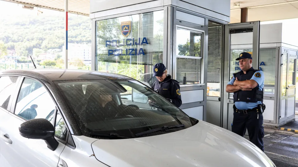 Notranji minister Boštjan Poklukar je za prehajanje meje s Hrvaško določil 12 mejnih prehodov za mednarodni cestni promet in sedem mejnih prehodov za mednarodni železniški promet. Na fotografiji policija opravlja nadzor na mejnem prehodu Sečovlje. 
