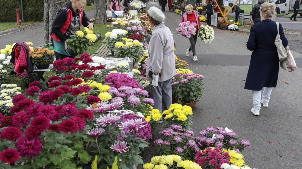 - Plečnikov drevored &ndash; prodaja cvetja, cvetličnih aranžmajev in sveč &ndash; stojnice - ikebane - sveče - 28.10.2022 &ndash; Pokopali&scaron;če ljubljanske Žale - urejenje in kra&scaron;enje grobov &ndash; priprave na 1. november Dan spomina na mrtve in praznik vseh svetih - dan mrtvih //FOTO: Jaka Gasar