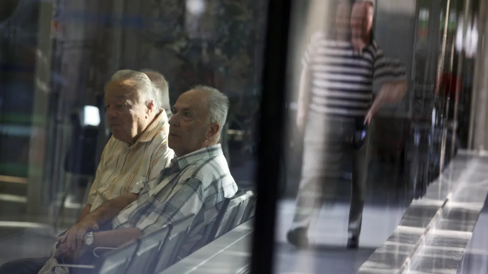 - Ilustrativna fotografija,starej&scaron;i občani, upokojenci, pokojnina, pokojninska reforma- ZPIZ (Zavod za pokojninsko in invalidsko zavarovanje Slovenije)//FOTO: Luka CjuhaOPOMBA: ZA OBJAVO V ČASOPISU DNEVNIK
