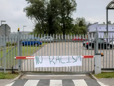 ﻿simbolična fotografija rasizem, antirasizem- 19.09.2016 - Azilni dom Vič v Ljubljani - protest beguncev zaradi slabih razmer v keterih živijo - begunci               //FOTO: Bojan Velikonja
