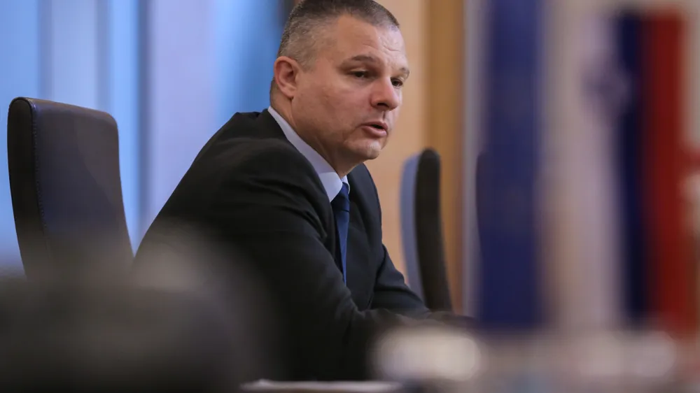 Direktor NPU Darko Muženič naj bi ministrici za javno upravo predstavil umestitev NPU v sistem javnih uslužbencev. F Jaka Gasar Q