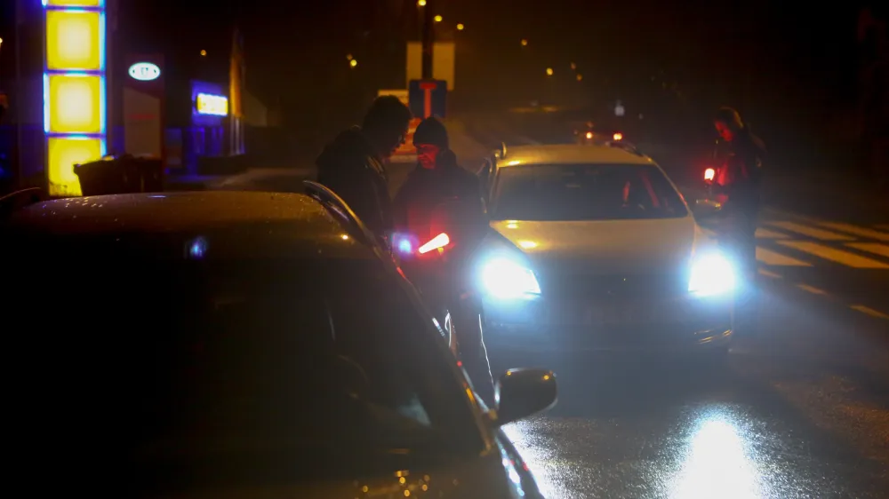 ﻿- policist - javna uprava - kazenska politika<br><br><br><br><br>- 19.01.2015 - Ttržaška cesta pri Dolgem mostu - Policija - nadzor prometa - policijska prometna patrulja - poostrena kontrola cestnega prometa v nočnih urah - <br><br><br><br><br>//FOTO: Bojan Velikonja