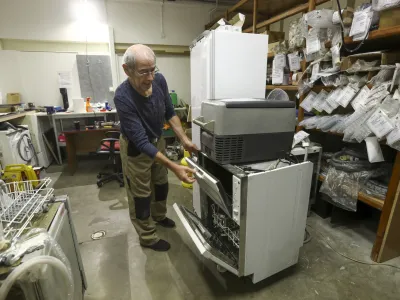 Po izkušnjah serviserja gospodinjskih aparatov Jurija Oražma se večina ljudi predvsem pri manjših aparatih raje kot za popravilo odloči za nakup novega, sploh nizkocenovnega.