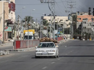30 October 2023, Palestinian Territories, Nuseirat Camp: A vehicle arrives from the north of Gaza Strip to the south through Salah al-Din road, the main highway of the Gaza Strip. Few vehicles only were able to reach the south after the Israeli forces cut off the main road that connects the north and south of the territory. Photo: Mohammed Talatene/dpa