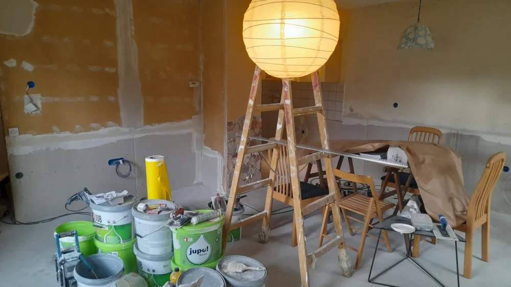 Obnovitvena dela v hi&scaron;ah napredujejo hitro, prebivalci računajo, da bodo najkasneje v treh tednih lahko spet živeli normalno.&nbsp;