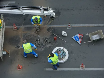 ﻿- simbolična fotografija - Kopitarjeva ulica v LJubljani - delo na cesti - cestni delavci - kanalizacijski jašek - //FOTO: Tomaž Skale
