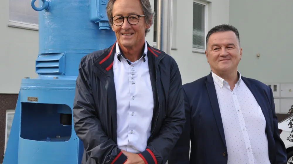 Nekdanja črpalka (pred njo stojita levo Istok Zorko in desno Bojan Kekec) je od leta 1974 do 2017 na črpali&scaron;ču Jezero prečrpala 52 milijonov kubičnih metrov vode, kar je dveletni pretok reke Krke.