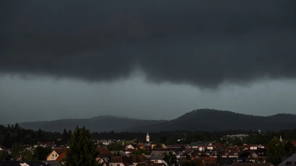 - močni sunki vetra,- močni nalivi -- nevihtni pas - nevihte -- slovenska cerkev- RKC  - 25.07.2023 – vreme - oranžno opozorilo za celotno Slovenijo – klimatske spremembe - podnebje - //FOTO: Nik Erik Neubauer