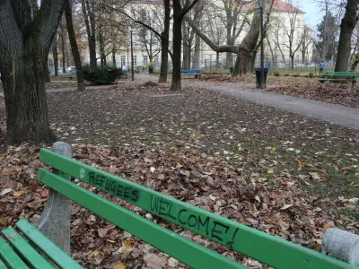 ﻿27.11.2016. - Park Tabor v Ljubljani - dobrodošli begunci - klop - simbolična fotografija -         //FOTO:Bojan Velikonja