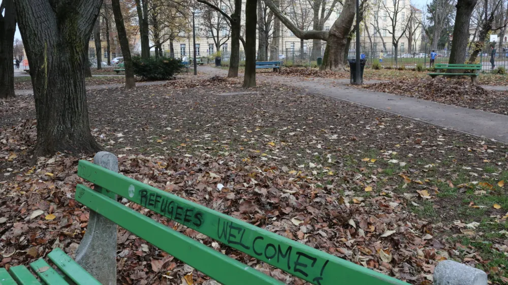 ﻿27.11.2016. - Park Tabor v Ljubljani - dobrodošli begunci - klop - simbolična fotografija -         //FOTO:Bojan Velikonja