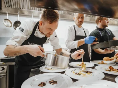 ﻿Vrhunec prvega tedna bo Evropski simpozij hrane, v okviru katerega bo Turizem Ljubljana izvedel uspešnico izpred dveh let »Gourmet Ljubljana Crawl« in doživljajsko večerjo »Ljubljana Soul Chefs«, ki jo bodo pripravljali kuharski tandemi.