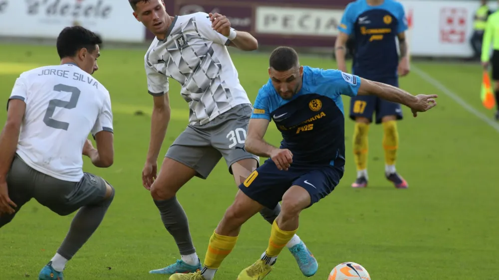 Nogometa&scaron;i Olimpije (v svetlej&scaron;ih dresih) so na gostovanju v Celju pri&scaron;li do &scaron;e kako pomembnih treh točk.&nbsp;