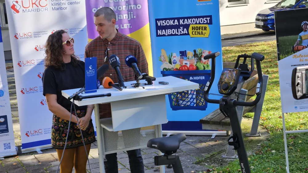 Maribor.<br>Novinarska konferenca ob zakljucku akcije dobrodelnega kolesarjenja za nabavo sobnih koles za UKC Maribor.<br>Zakonca Alice in Ziga Erlac Shepherd.