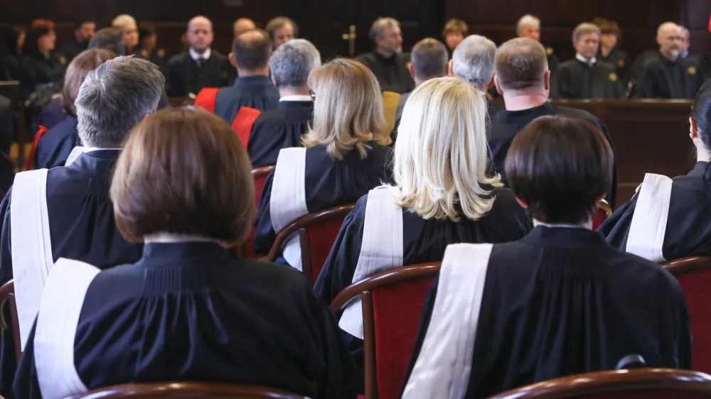 Prvostopenjski sodniki se po novem ne bodo več delili na okrajne in okrožne. Fotografija je simbolična. 