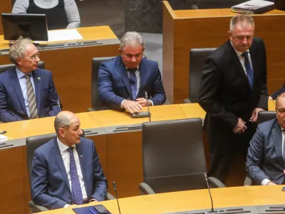 ﻿zaprisega ministrovminister za gospodarski razvoj in tehnologijo inpredsednik SMC Zdravko Počivalšekpredsednik vlade Janez Janša (SDS)13.03.2020 - Državnizbor - izredna seja DZ, na kateri so potrdili listo kandidatov za ministre pod vodstvom predsednika vlade Janeza Janše //FOTO: BojanVelikonjaMatej Tonin, minister za obrambo