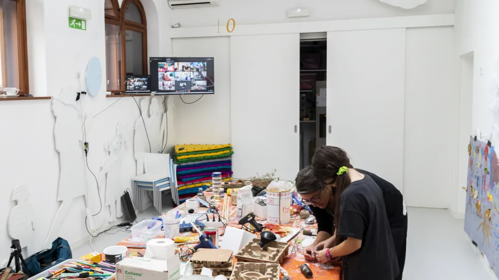 Med najbolj zagnanimi udeleženci je bila Eli, ki se je takoj po prihodu lotila izdelovanja zmaja. Foto: Nik Erik Neubauer