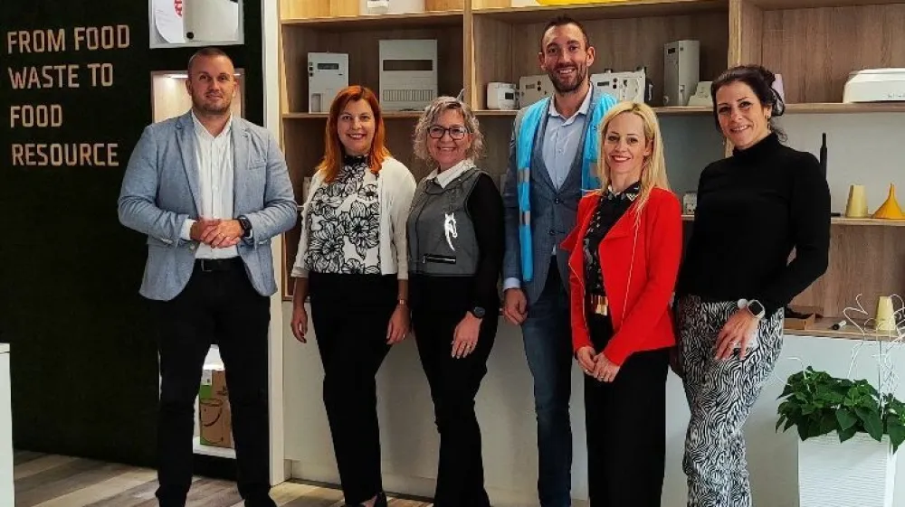 Z leve: Niko Medved, pomočnik direktorja Skaze, Edisa Avdić Civek, people and culture menedžerka v Skazi, Larisa Grizilo, direktorica za področje člove&scaron;kih virov in komunikacij pri A1, Mark Kalin, direktor ABC Acceleratorja, Petra Wagner, direktorica Salesboosterja, in Tina Gro&scaron;elj Dobrijević, vodja odnosov z javnostjo v Skazi. F Skaza