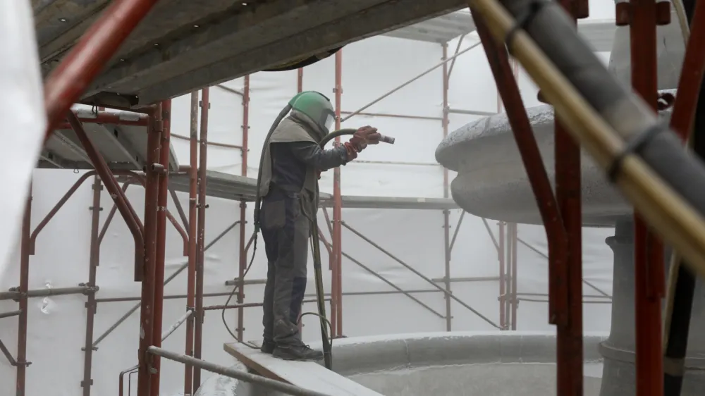 - 08.11.2023 &ndash; Novi trg v Ljubljani &ndash; podjetje Sisapi z napravo za peskanje čisti vodnjak &nbsp;&ndash; fontana &ndash;&nbsp;&nbsp;//FOTO: Bojan Velikonja