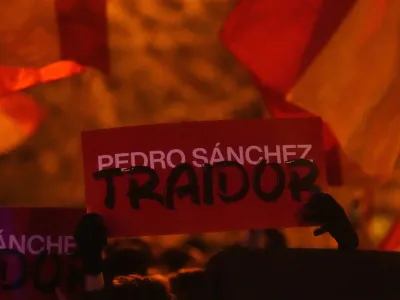 A sign reading 'Pedro Sanchez, Traitor' is held up during a protest by right wing demonstrators near the national headquarters of Spain's Socialist Party in Madrid, Spain, Tuesday, Nov. 7, 2023. The Spanish capital saw its second night in a row of clashes between police and protesters who oppose negotiations between Spain's acting government and Catalan separatist parties over a possible amnesty for thousands involved in Catalonia's independence movement. (AP Photo/Paul White)