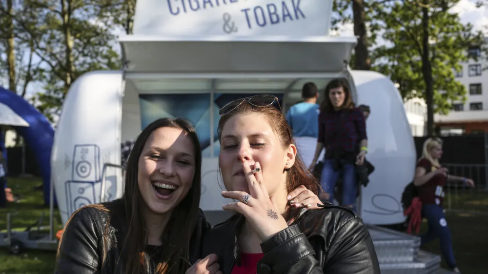 prodaja tobačnih izdelkov - cigarete - kajenje - -  - 5.5.2016 - &Scaron;kisova tržnica - največja kulturno-zabavna prireditev za mlade, ki temelji na promociji slovenske kulture in kulinarike - &scaron;tudentska zabavaFOTO: Luka Cjuha.