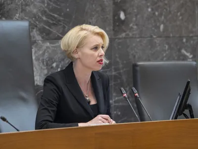 Ljubljana, velika dvorana DZ.<br>Izredna seja DZ, na kateri so ponovno odlocali o noveli zakona o tujcih ter o noveli zakona o delovnih razmerjih.<br>Predsednica DZ Urska Klakocar Zupancic.