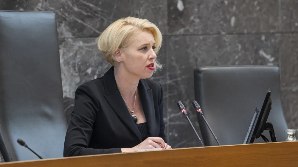 Ljubljana, velika dvorana DZ.<br>Izredna seja DZ, na kateri so ponovno odlocali o noveli zakona o tujcih ter o noveli zakona o delovnih razmerjih.<br>Predsednica DZ Urska Klakocar Zupancic.