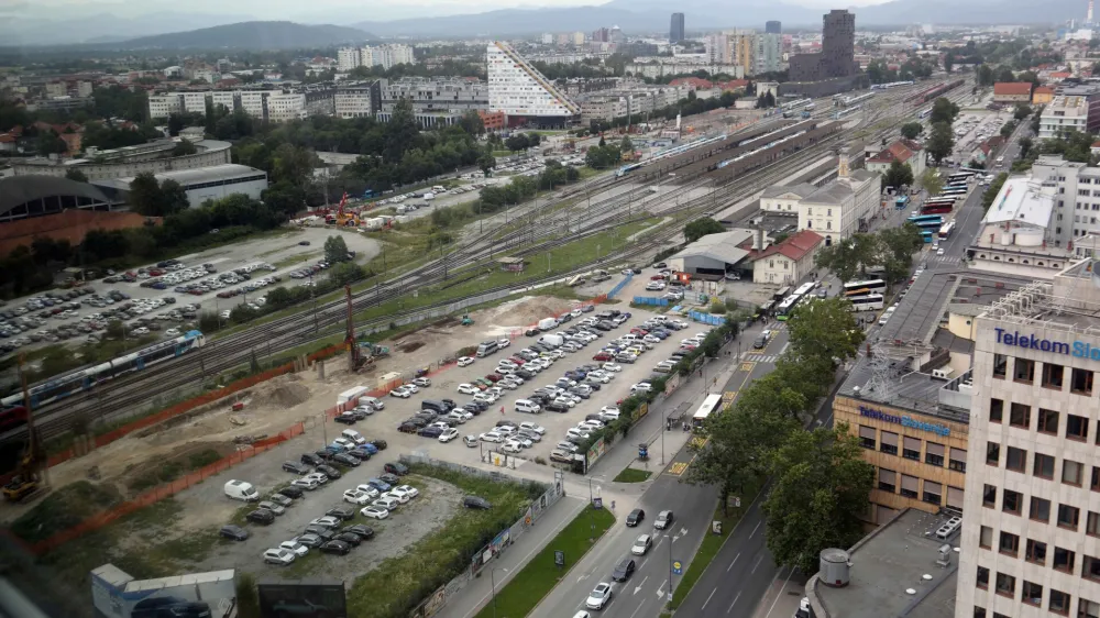 - 24.07.2023 &ndash; projekt novi potni&scaron;ki center Ljubljana &ndash; poslovno-stanovanjski kompleks Emonika City in poslovna stavba Vilharia -Urbani center - načrtovani večnamenski objekt ob križi&scaron;ču Dunajske, Vilharjeve in Masarykove ceste, ki leži v neposredni bližini glavne avtobusne in železni&scaron;ke postaje v Ljubljani &ndash; nova železni&scaron;ka avtobusna postaja//FOTO: Tomaž Skale