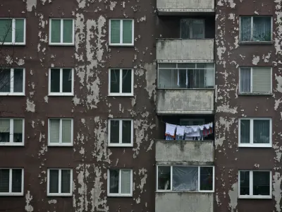 Jesenice - stanovanjski blok- kultura bivanja - urbanizem - arhitektura - nepremičnine - naselja //FOTO: Luka CjuhaOPOMBA: ZA OBJAVO V PRILOGI – DNEVNIKOV OBJEKTIV - REPORTAŽA