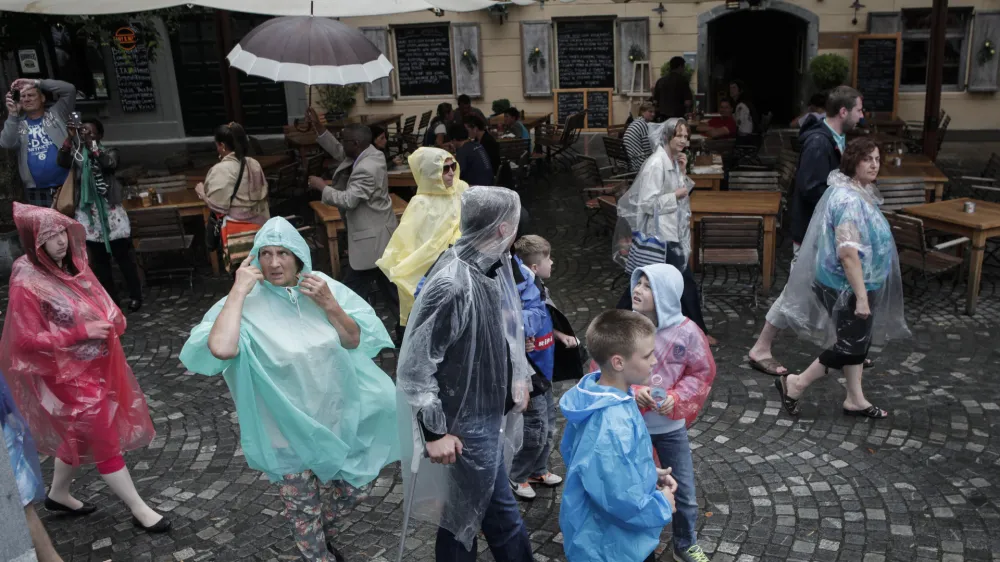 ﻿- 30.07.2014 - Poletje 2014 - tuisti v Ljubljani, deževno obdobje - mesec Julij, dež, palerina  //FOTO: Luka Cjuha.
