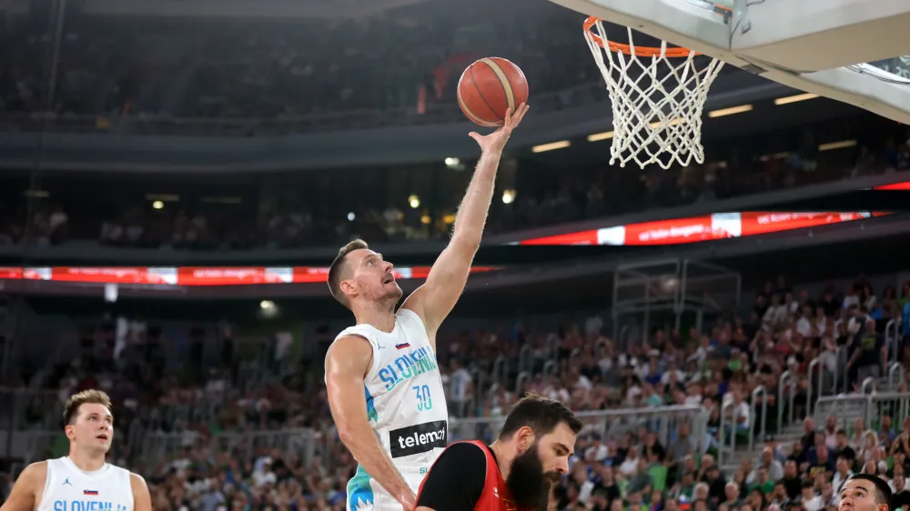 Ljubljana. Stožice. Ko&scaron;arka. Slovenija. Črna Gora. Zoran Dragić