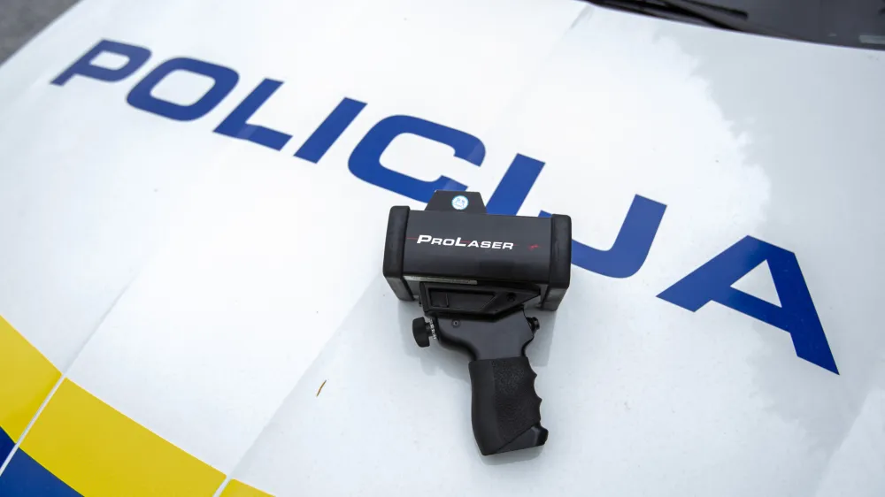 ﻿- radar - meritev hitrosti, - 13.08.2019 – Spodnji Log - Vseevropska akcija Hitrost v kateri so sodelovali tudi slovenski policisti - glavni cilj akcije zmanjšanje števila prometnih nesreč zaradi hitrosti - policijska kontrola – policijski nadzor hitrosti na cestah - Policija //FOTO: Matjaž Rušt