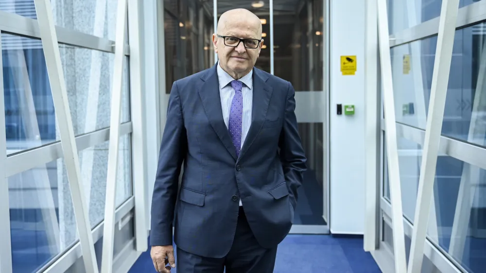 Marjan Eberlinc je prvi in edini direktor državnega operaterja prenosnega sistema zemeljskega plina, družbe Plinovodi; vodi jo vse od njene ustanovitve leta 2005. Dlje od njega je funkcijo vodilnega v kak&scaron;ni državni energetski družbi opravljal le &scaron;e Stane Rožman, nekdanji direktor Nuklearne elektrarne Kr&scaron;ko.