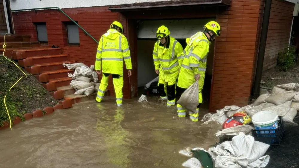 Prevaljski gasilci po skoraj &scaron;tirih tednih od katastrofalne ujme in ko jim dela ob novih nalivih ne zmanjkuje, opozarjajo, da nimajo več dovolj opreme za intervencije in tudi denarja za nakup ne.
