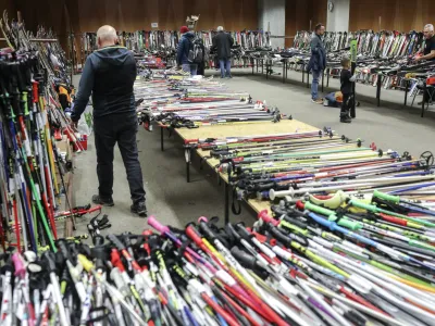 - 24.11.2022 – Smučarski sejem Snežinka - sejem rabljene smučarske opreme na GR v Ljubljani - //FOTO: Jaka Gasar