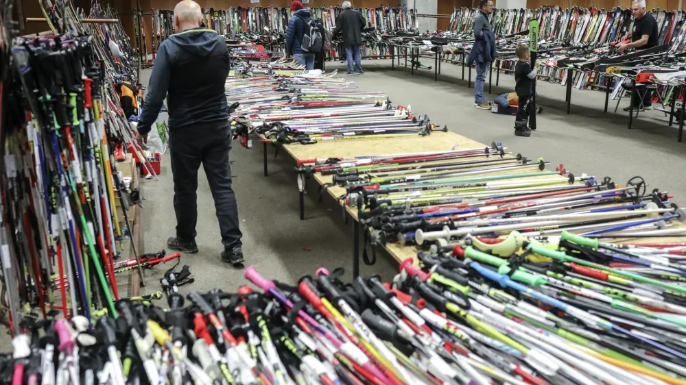 - 24.11.2022 – Smučarski sejem Snežinka - sejem rabljene smučarske opreme na GR v Ljubljani - //FOTO: Jaka Gasar