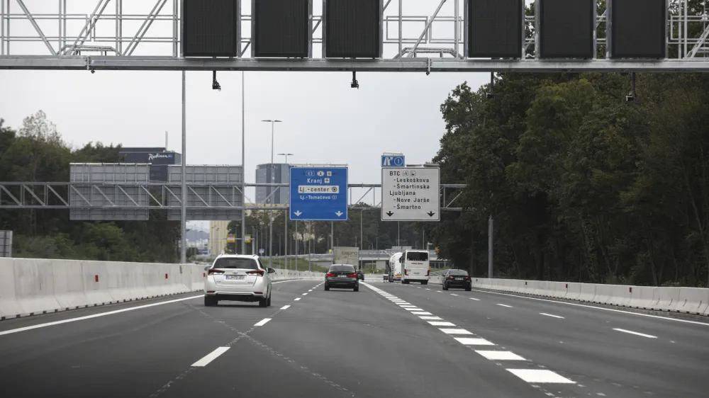Portali z informacijskimi tablami so postavljeni, a ne delujejo – in še 16 mesecev ne bodo –, ker se ne morejo povezati z Darsovim centralnim sistemom. Manjka namreč vmesnik. Foto: Luka Cjuha 