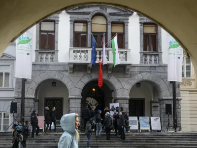 ﻿- 15.01.2020 – Ljubljanska Mestna hiša – izobesili hrvaško kravato na pročelje Mestne hiše ob začetku hrvaškega predsedovanja Svetu EU,   //FOTO: Luka Cjuha.