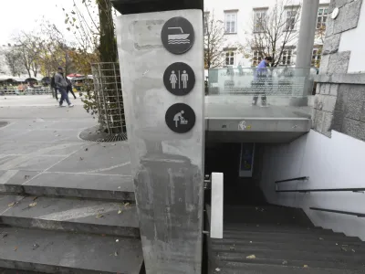 - Mesarski most,  16.11.2023 – javna stranišča v Ljubljani – WC – sanitarije - //FOTO: Luka Cjuha